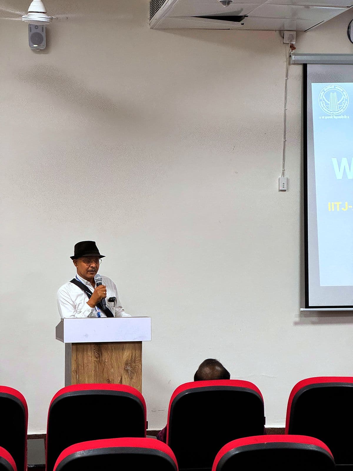 Students and faculty during the orientation of the 2024 batch